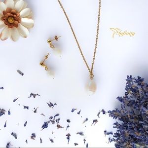 Natural Pearl Set of necklace & earrings